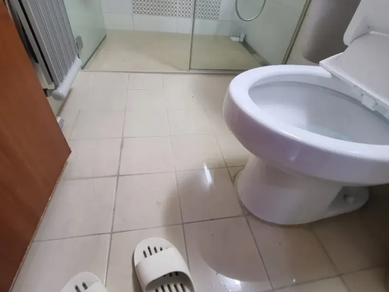 김천 물이 넘쳐 젖은 화장실 바닥